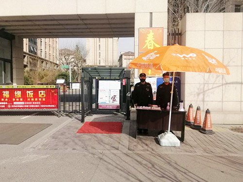 朝北8080小区保安东门和西门岗人员疫情期间的安全检查