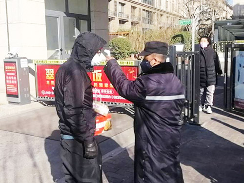 朝北8080小区保安东门和西门岗人员疫情期间的安全检查3